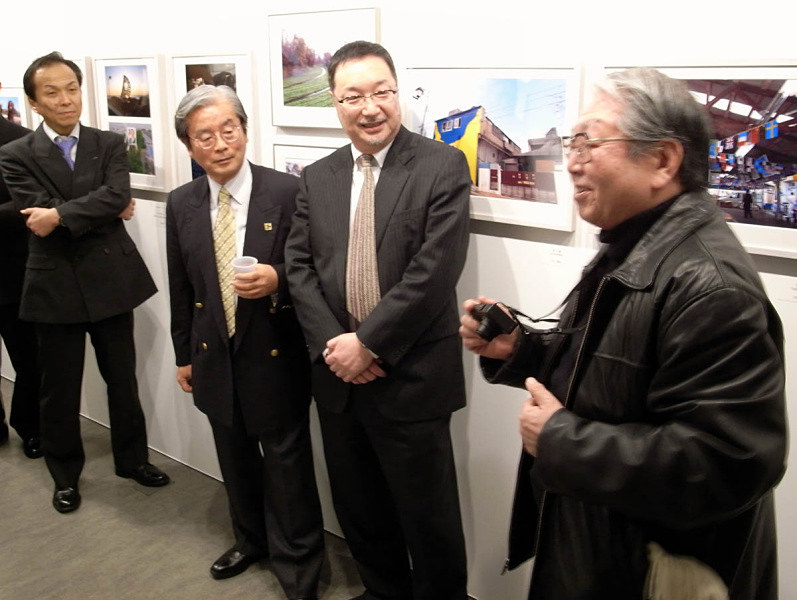 Independent GR写真展でGRデジタルを手に作品解説する細江英公さん。左奥には後藤哲朗さんもいます。2002年2月2日（撮影：市川泰憲）