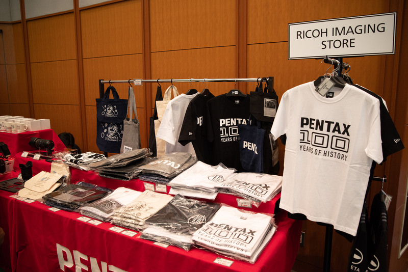 物販コーナーでは100周年記念グッズを中心に販売・展示していた。