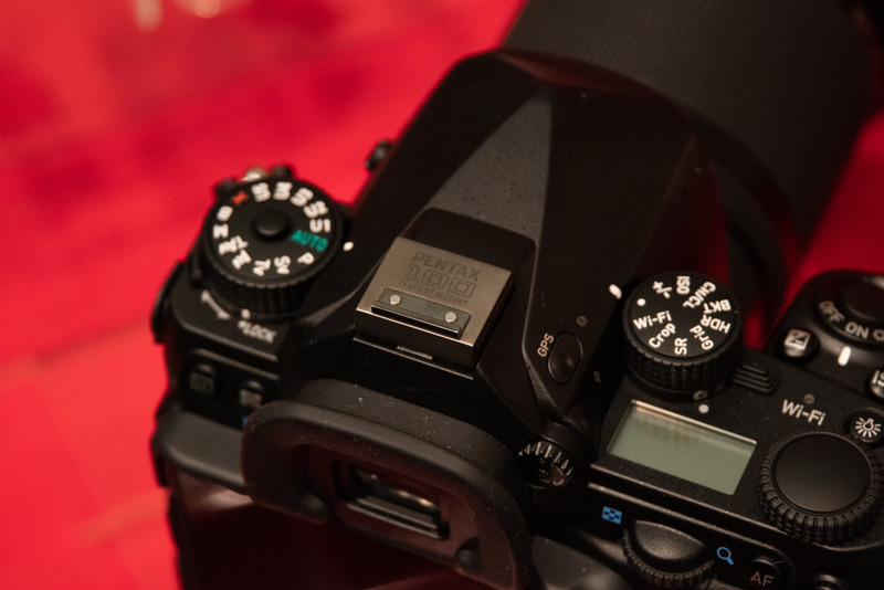 予約開始後すぐに予約打ち切りの100周年仕様ホットシューカバー「O-HC171」。会場では販売しておらず展示のみだった。