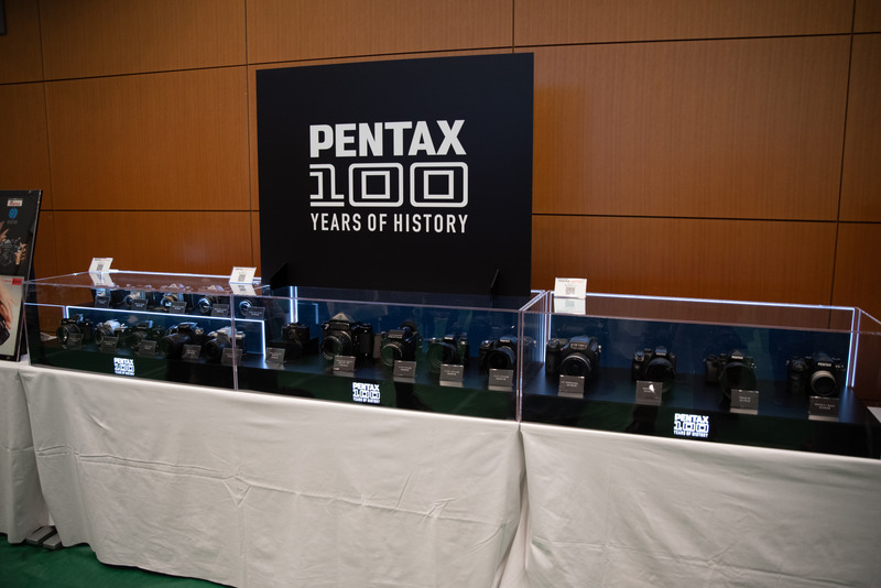 歴代の一眼レフカメラをケース展示。