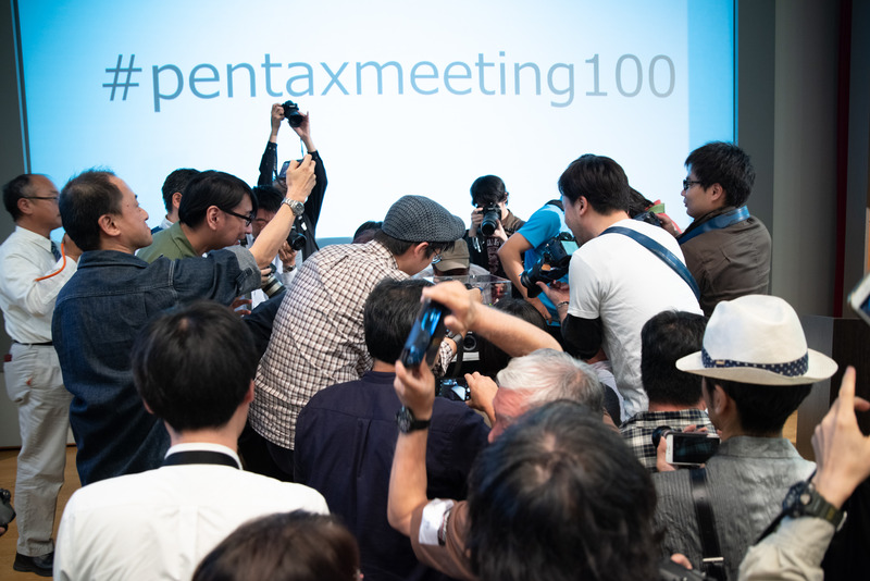 参考展示機に殺到するファン。