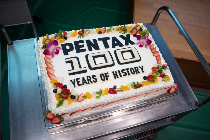 会場でふるまわれた100周年記念ケーキ。