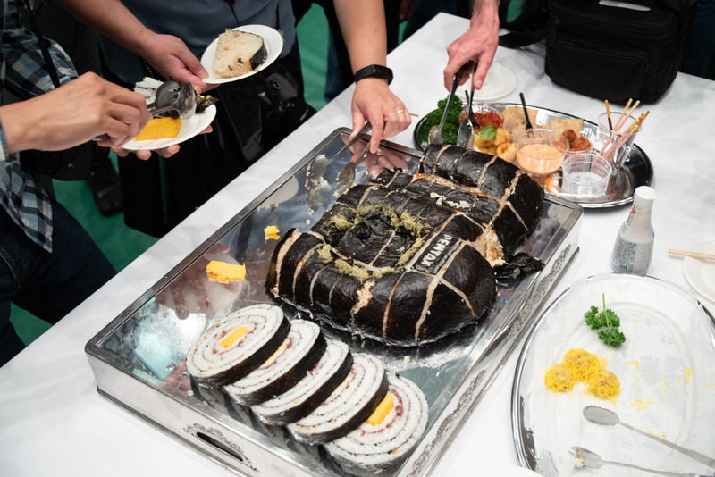 会場のみなさんでいただいているところ。