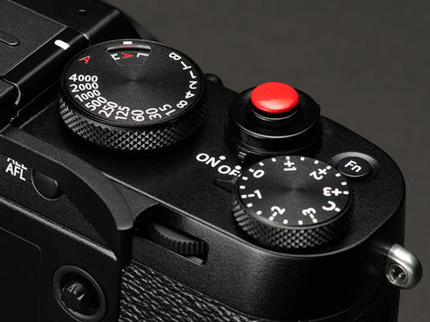 FUJIFILM X100Fのために設計されたサムレスト - デジカメ Watch