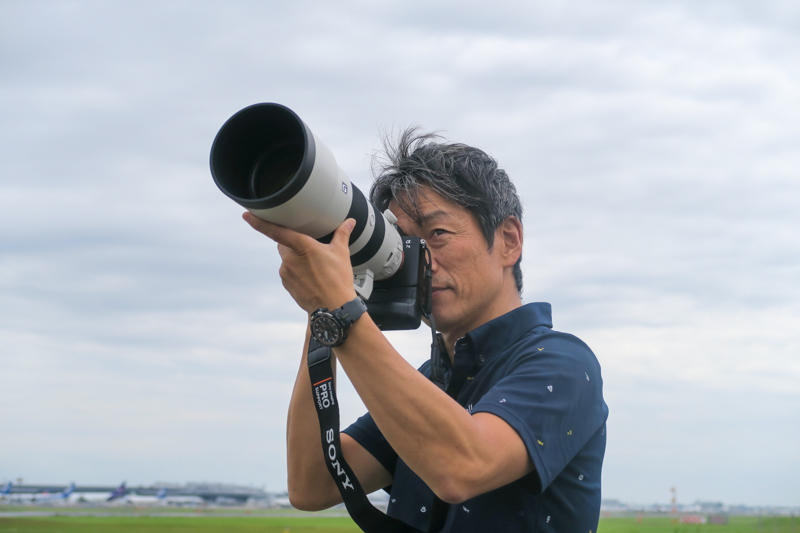 重量はレンズ約2,115g+ボディ約650g=約2,765g。単焦点レンズ数本を持つことを考えると、このサイズはありがたい。ズーム操作で全長が変わらないインナーズームなのもポイント。