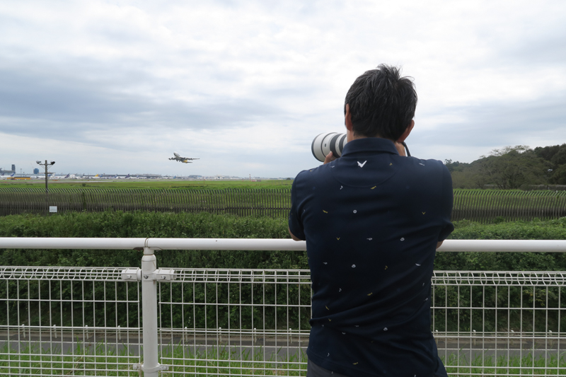 撮影風景。巨大なボーイング747とはいえ、かなり遠くに位置しているのがわかる。それを大きく捉えられるのが600mmの力だ。