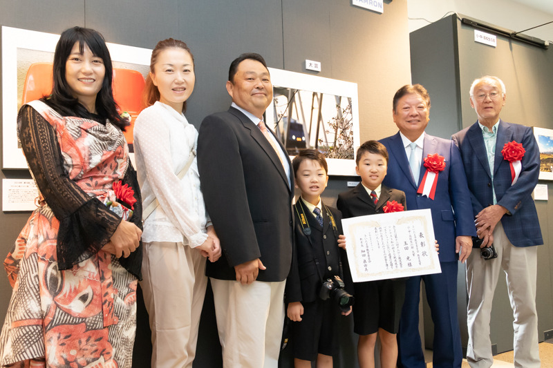 小・中・高校生の部の大賞を受賞した玉田光さん（右から3番目）。