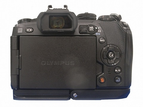ユーエヌ、OM-D E-M1 Mark II用のアルミ製ブラケット - デジカメ