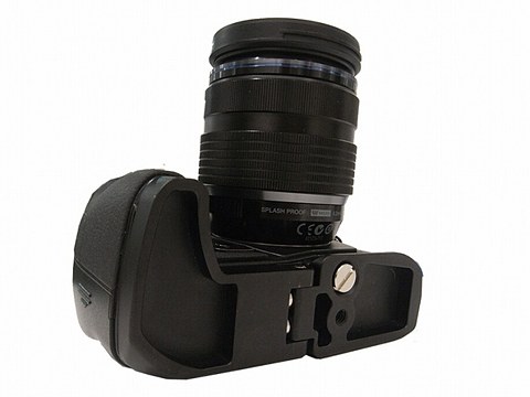 ユーエヌ、OM-D E-M1 Mark II用のアルミ製ブラケット - デジカメ Watch