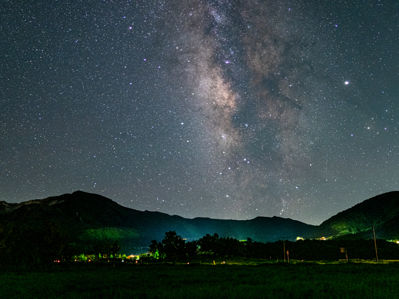 飯田高原は標高が1,000mほどあるため、空気が澄み、星景撮影には最高の場所だ。暗いレンズだと露光時間が30秒以上になるが、それだと星が流れてしまう。開放F1.2、露光時間20秒で、しっかりと星を止めることができた（撮影：清家道子）。<br><span class="fnt-85">OLYMPUS OM-D E-M1 Mark II / M.ZUIKO DIGITAL ED 17mm F1.2 PRO / 17mm（34mm相当） / マニュアル露出（F1.2、20秒） / ISO 1600 / WB：4,910K</span>
