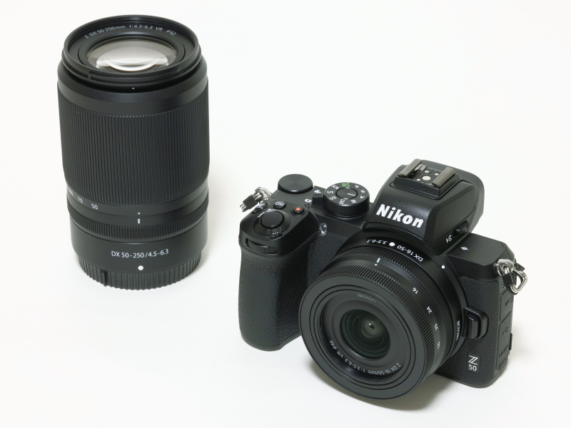 発売は11月下旬を予定。店頭予想価格はボディのみが税込11万9,900円。レンズキットは税込13万9,810円、ダブルズームレンズキットは税込16万9,840円。