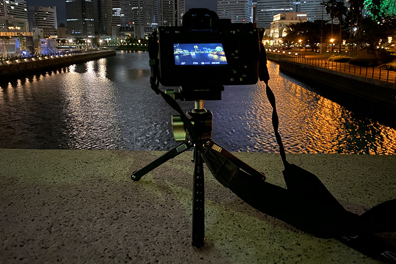 軽量で全長が短いレンズの使い勝手は、取り出して置くだけに近い。