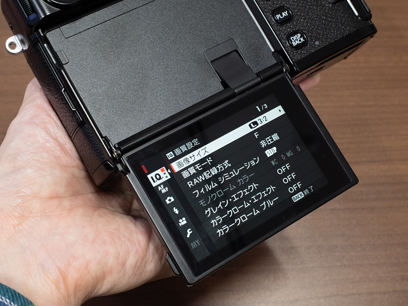 液晶モニターを開いたところ。