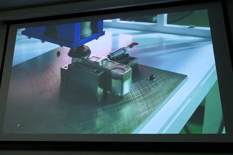 研磨は機械と人間の手で行われる。