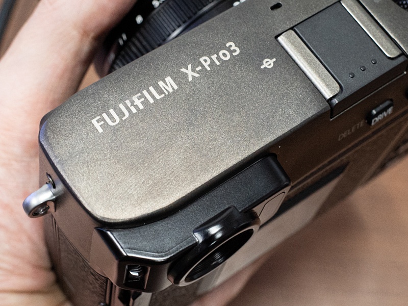 DRブラック。「（手の汚れを）あえて拭かずに外観を撮ってほしいぐらい」という上野氏のこだわり。拭き取り用クロスも製品に同梱する。