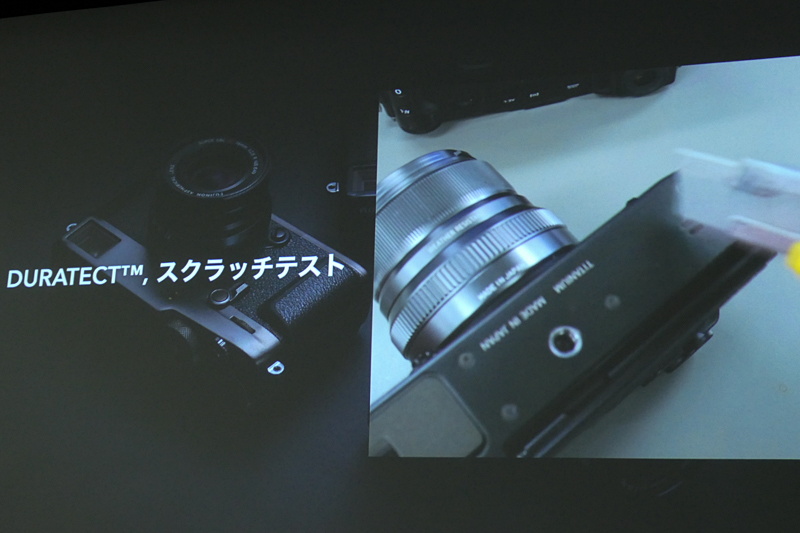 説明会では、カッターの刃でカメラ表面をこするテストの様子も上映された。