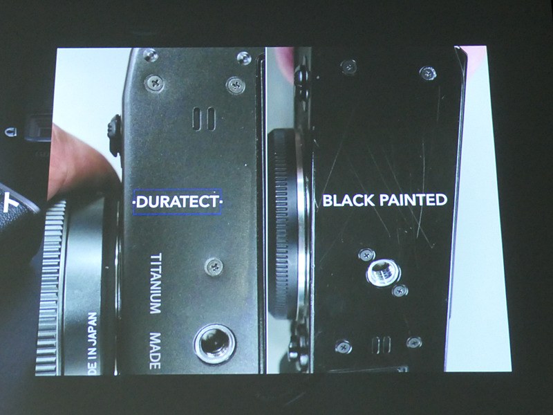左がX-Pro3のデュラテクト仕上げ、右はX-Pro2のブラックペイント。