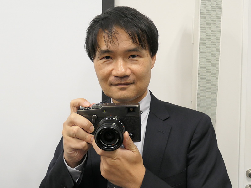 商品企画担当の富士フイルム上野隆氏。X-Pro3を手に。