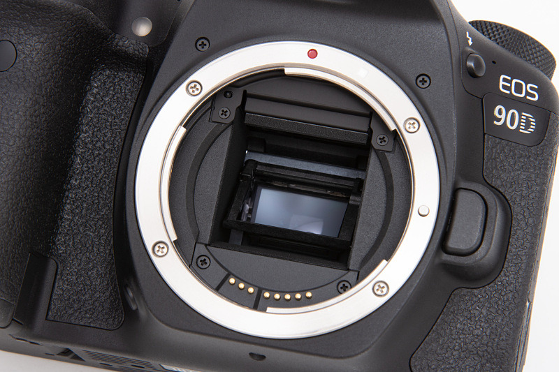 一眼レフと言えば必ずあるのがクイックリターンミラー。APS-Cサイズなのでフルサイズ機のミラーより小型だ。