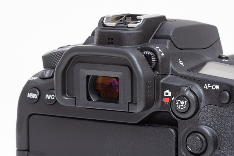 光学ファインダーの視認性も一眼レフには重要なポイント。EOS 90Dはインテリジェントビューファインダーで、測距エリア選択モードや水準器、アスペクト比などの表示も可能。クリアな視界と共に快適な撮影が行える。