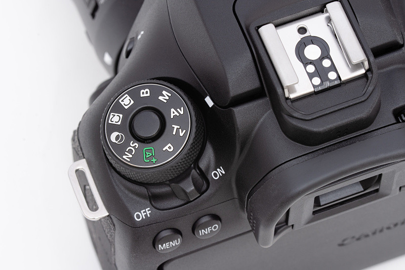 モードダイヤルは、中央のロックボタンを押しながら回す。シーンモードやクリエイティブフィルターを活用すれば、ビギナーでも手軽に様々な表現が楽しめる。