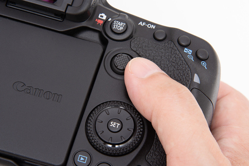 新設されたマルチコントローラー1。親指でスムーズな操作が行える。測距点選択のほか、メニュー画面の項目切り替えなど他の機能を割り当てることも可能だ。