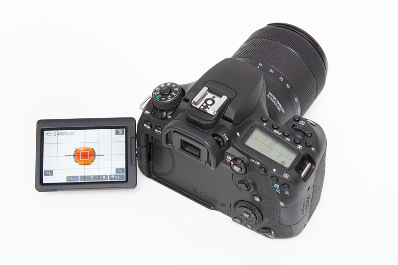 バリアングル液晶モニターは、光軸から離れるため使いにくい、と言う人もいるが、アングルの自由度はとても高いのでメリットは大きい。特に動画機能も重視している人には、こちらの方が扱いやすいだろう。タッチパネルはレスポンスも良く、スムーズなライブビュー撮影が楽しめる。