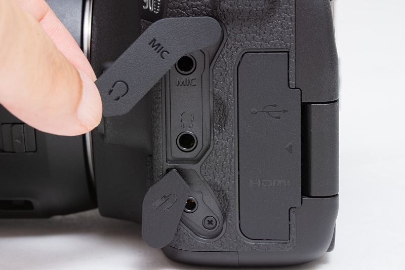 側面前方の端子類。マイク端子、イヤホン端子、リモコン端子が並んでいる。