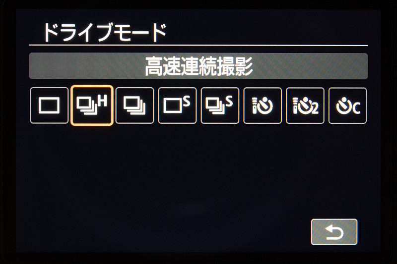 連写は、光学ファインダー時は約10コマ/秒、ライブビュー時は約11コマ/秒。今や驚くほど速いわけではないが、ミドルクラスの3,000万画素一眼レフでこのスペックは十分速いと言える。