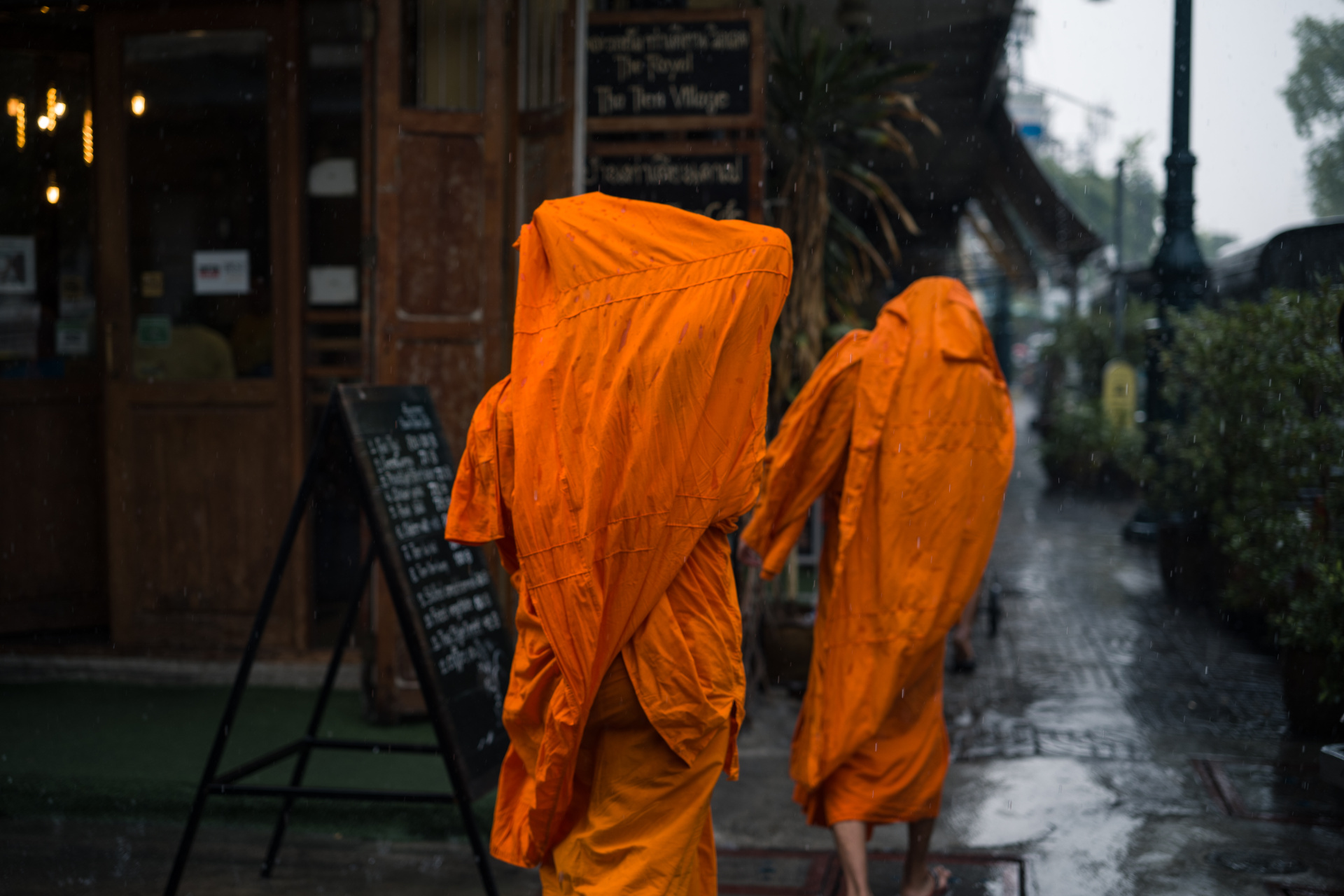 雨宿りに走るバンコクの僧侶たち。最新のカメラとレンズの組み合わせとは思えないしっとりとした描写に、雨期のバンコクをこのセットで撮るのも悪くないと思った。アポ・ズミクロンの被写界深度は浅い。<br>LEICA M10-P　APO-SUMMICRON-M F2/50mm ASPH.　ISO 200　F2　1/750秒