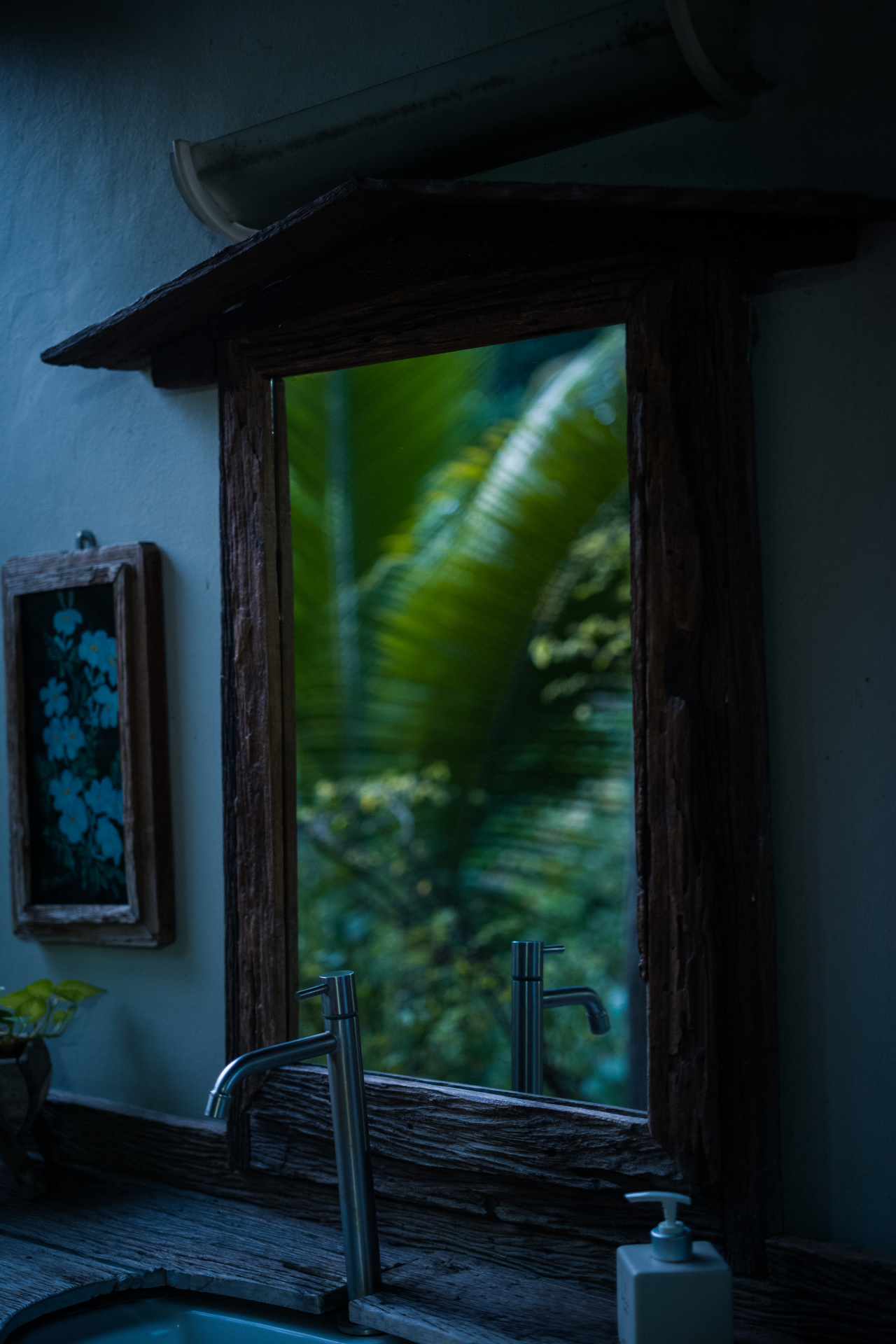 アユタヤでは10年前と同じホテルに泊まった。当時はオープンしたばかりで、タイの伝統的な雰囲気と豊かな自然があり、気に入っていた。馴染みのスタッフは変わらずフレンドリーで、再訪のお礼にと割引きしてくれた。<br>LEICA M10-P　APO-SUMMICRON-M F2/50mm ASPH.　ISO 3200　F2　1/45秒