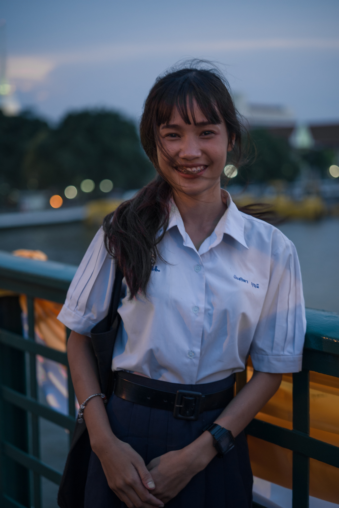 バンコク最後の日。夕日が沈む直前に、橋の上で動画撮影をしている学生グループがいた。映画撮影？私も撮らせてもらっていい？と訊くと、どうぞどうぞという感じでにわか撮影会がスタート。昔も今も、ライカは人をつなぐ。<br>LEICA M10-P　APO-SUMMICRON-M F2/50mm ASPH.　ISO 1000　F2　1/60秒