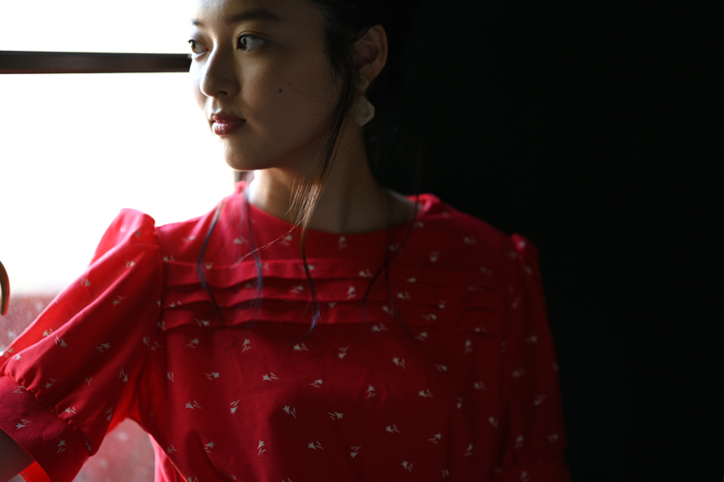 窓際のような輝度差があるシーンでも、被写体の輪郭部などコントラストの大きな部分に発生しやすい色にじみはほとんど感じられず、EDレンズの効果を実感できる。普段なら気になってし まいそうな被写体の輪郭も、これなら意識せずに見られる。<br><span class="fnt-85">ニコン Z 7/ NIKKOR Z 85mm f/1.8 S / 85mm / マニュアル露出（F1.8、1/80秒） / ISO 200</span>