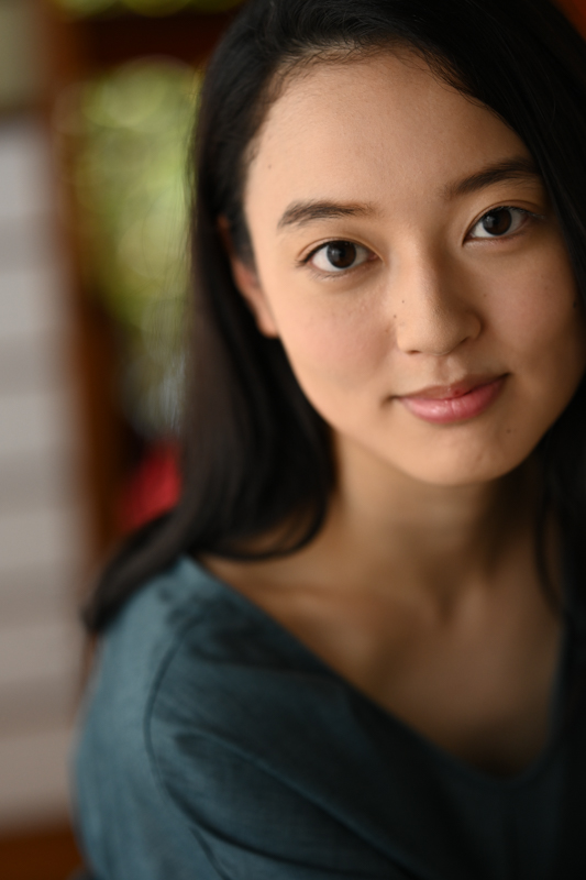 開放絞りでモデルに近づいた。信頼できる瞳AFと併せれば、被写界深度が浅い開放絞りでもちゅうちょなく使える。ピント合焦部からなだらかにぼけていく描写が楽しめ、被写体の瞳に自然と吸い込まれていく。肌色の再現性も非常に好ましい。<br>ニコン Z 7/ NIKKOR Z 85mm f/1.8 S / 85mm / マニュアル露出（F1.8、1/500秒） / ISO 400