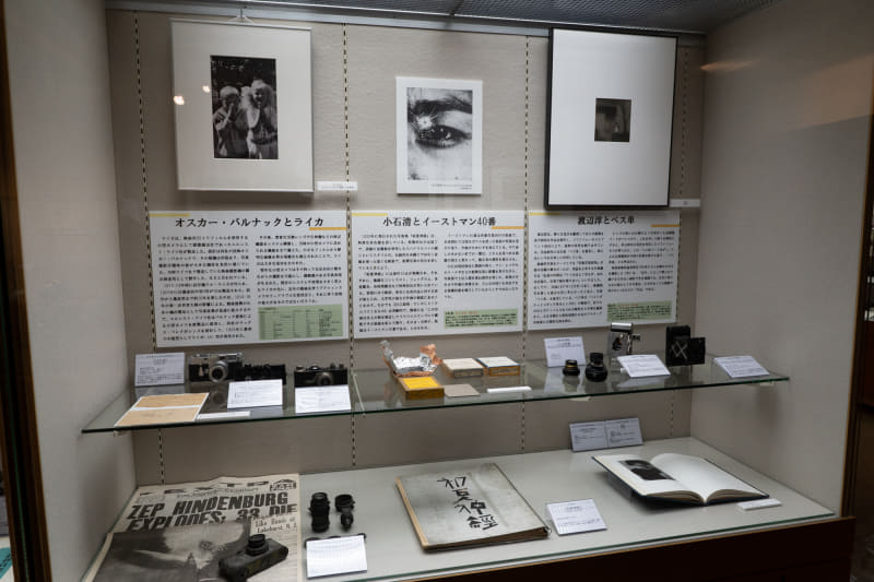 展示の基本的な構成は、上からプリント、パネル、機材、写真集や掲載誌などの資料という順番。