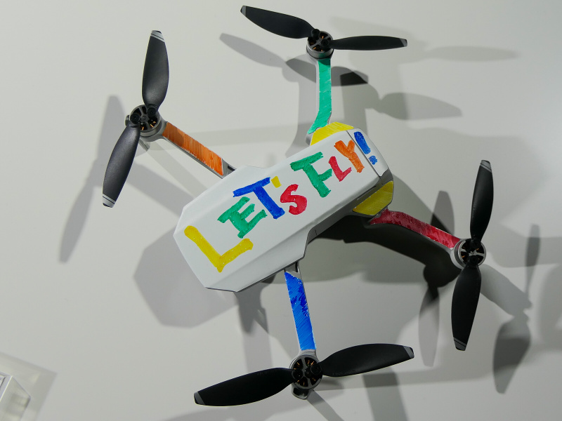 さまざまなアクセサリも用意される。これはMavic Miniに専用ペンで書き込みをして、自分だけのデザインを作れる「DIYクリエイティブキット」