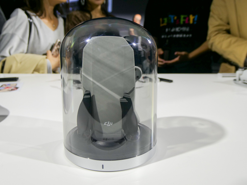 充電しながらライトにもなる「照明付き充電ベース」