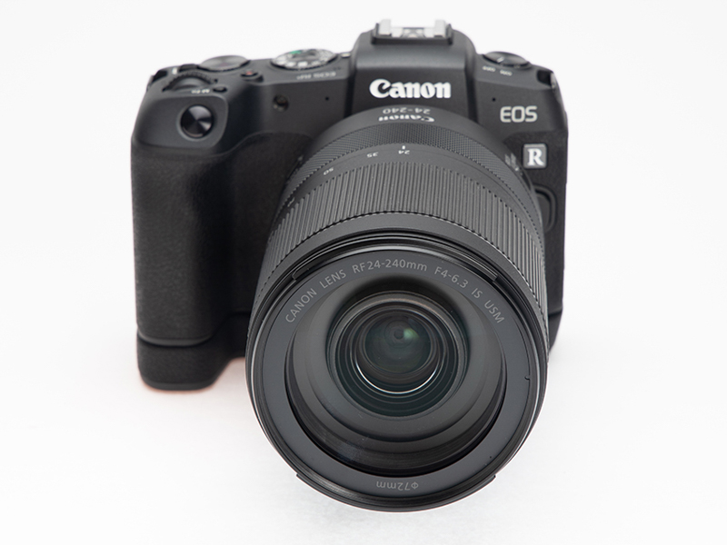 エクステンショングリップ「EG-E1」つきのEOS RPに装着したところ