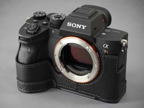 アルカスイス互換プレートを一体化したα7R IV用カメラケース
