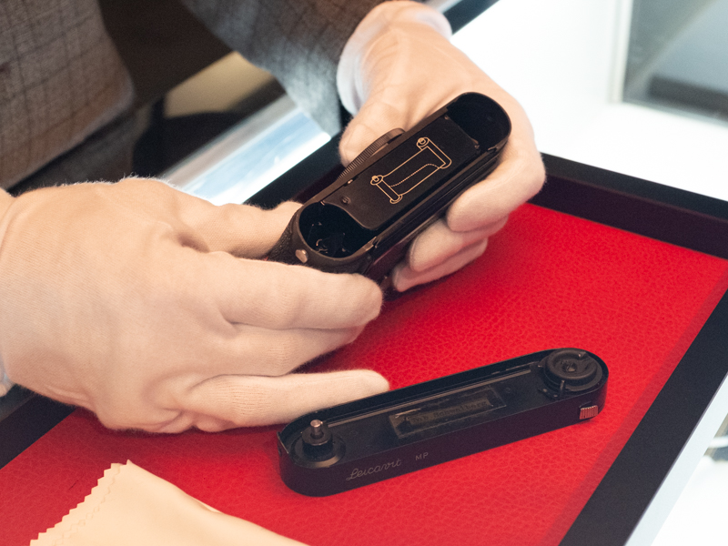 底プレートには前所有者の名前がみられる。これが残っているのは稀なことなのだそうだ