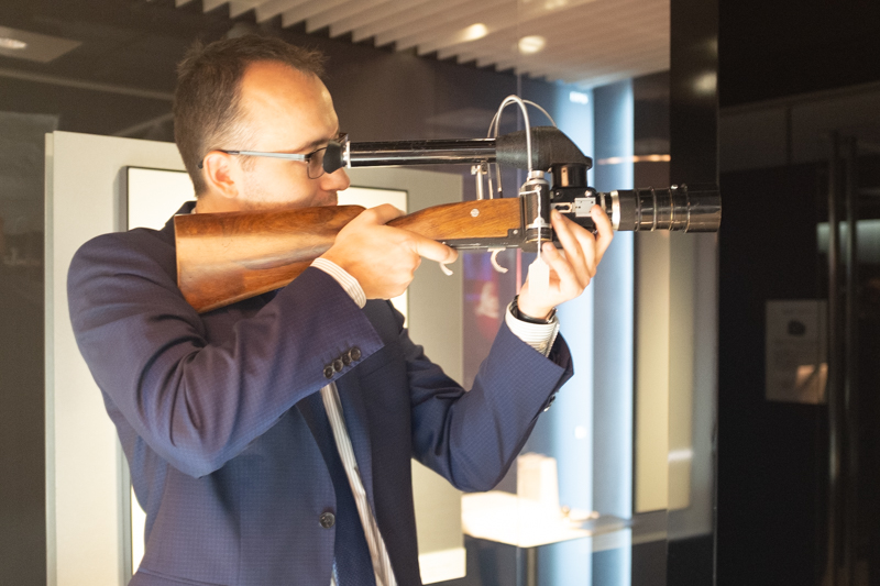 構えてもらった状態。片方のトリガーがレリーズとして機能する。スタート値は10万ユーロ