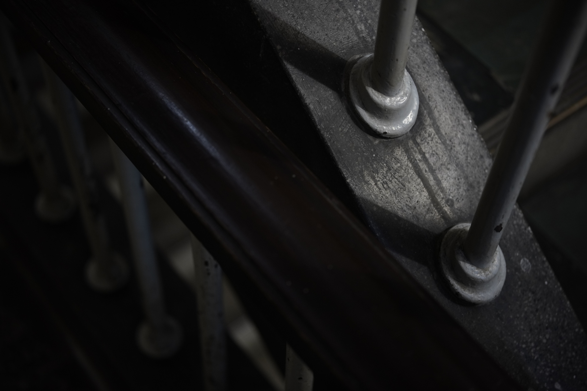 古き良き時代の銀座が封印された建物。味わいのある階段の手すりなど、レトロな雰囲気が漂っている。視点を浮かび上がらせる自然なボケ。諸収差など目障りな要素は見られない。空気ごと包み込むような素直な描写が好印象だ。<br>α7R IV　APO-LANTHAR 50mm F2 Aspherical E-mount　ISO 1000　F2　1/50秒