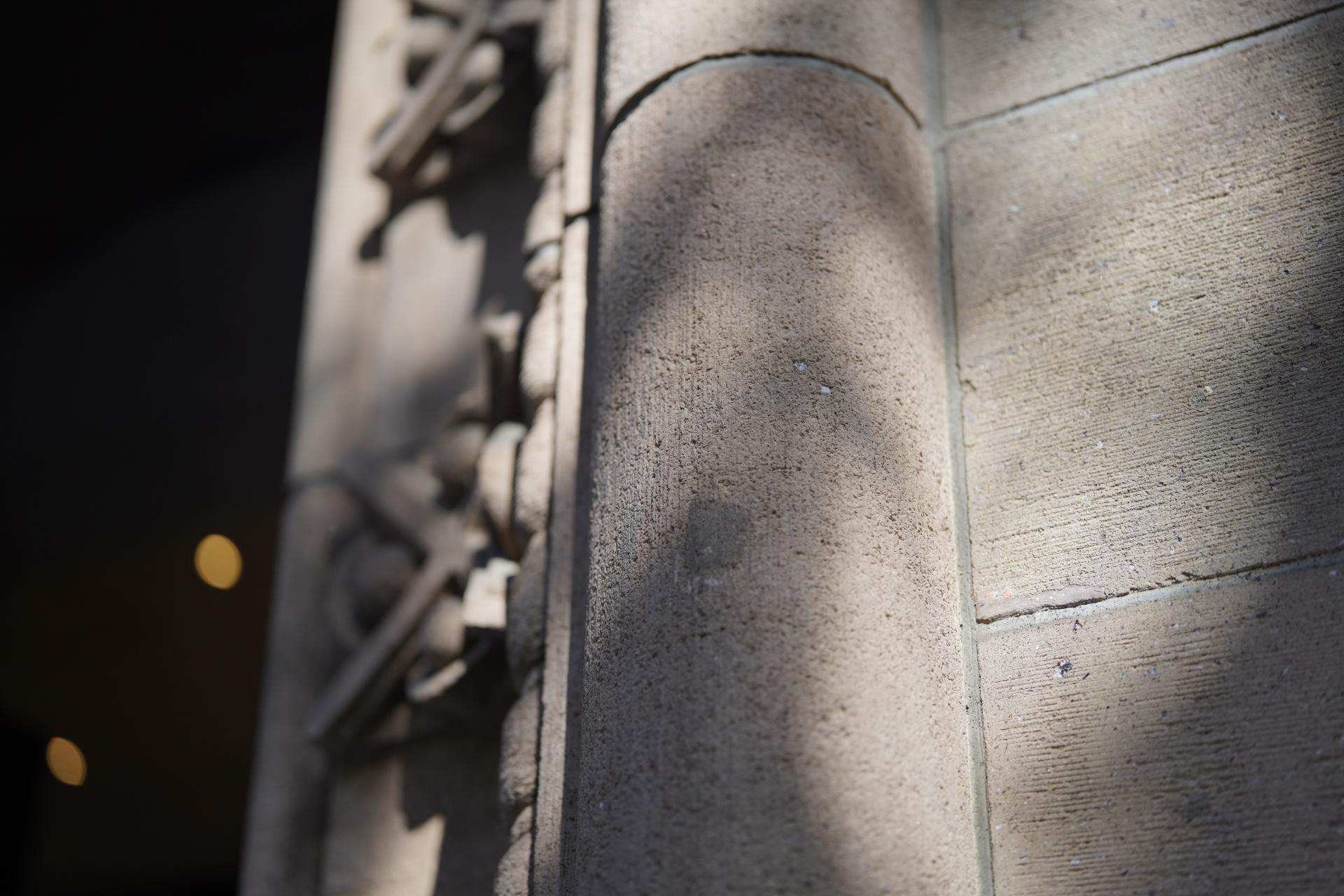 新旧の建築物が集まる銀座。昭和初期の建物の造形美に着目した。ピント位置は質感を鮮明に捉え、前後は滑らかにぼけて立体感がある。開放のF2だと周辺部の玉ボケがレモン型になりやすいが、F2.8まで絞れば解決できる。<br>α7R IV　APO-LANTHAR 50mm F2 Aspherical E-mount　ISO 100　F2　1/1,000秒