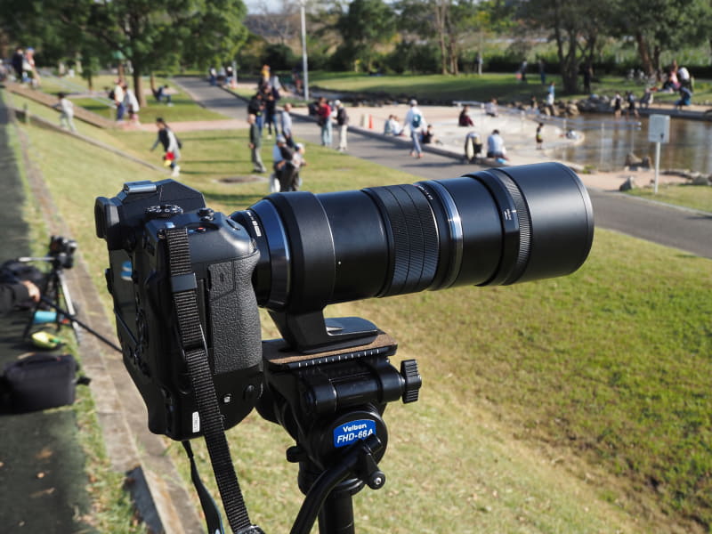 手賀沼方面に向けて設置された「M.ZUIKO DIGITAL ED 300mm F4.0 PRO」。来場者が代わる代わる試し撮りをしていたので、時間帯にもよるが混雑していた。