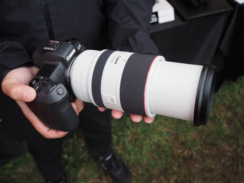 鏡胴を伸ばした状態でもかなりコンパクト。