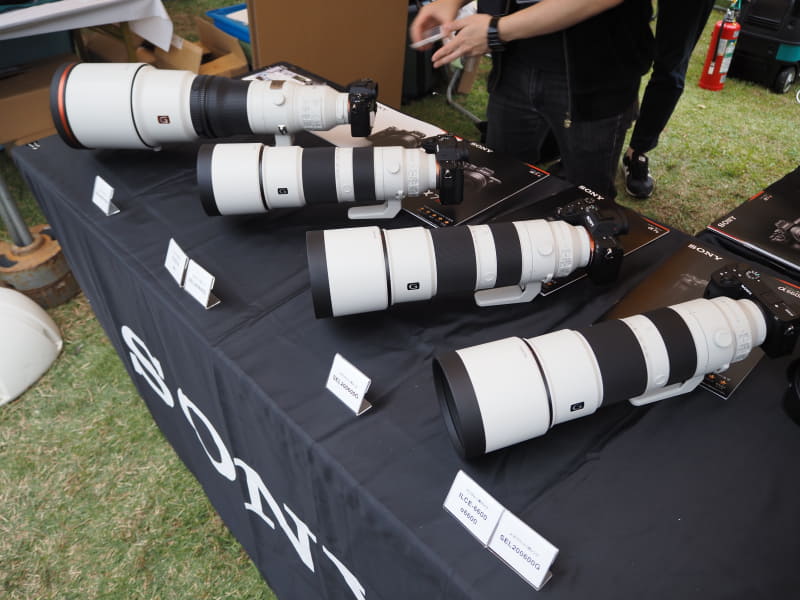 望遠系のEマウントレンズがずらりと並ぶ。