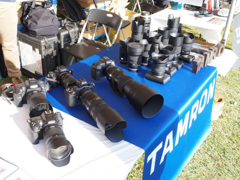 タッチ＆トライや貸し出し機が並ぶタムロンブース。