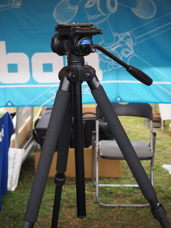 野鳥撮影にも使える超望遠レンズ・ビデオ兼用の雲台「FHD-66A」。この雲台を既存の三脚に組み合わせた「バーダーズプロ638」を展示していた。