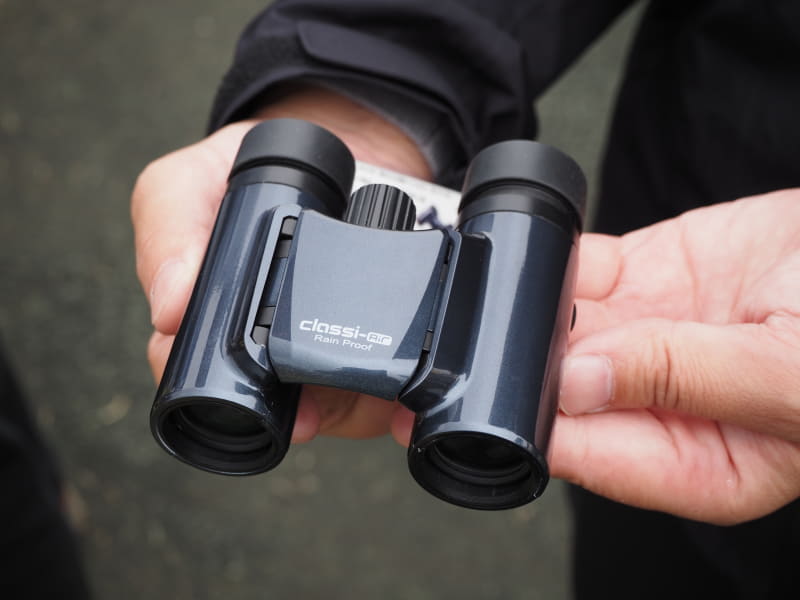 Classi-air 8X21DH MCは、軽量かつレインプルーフ設計で突然の雨にも強いという