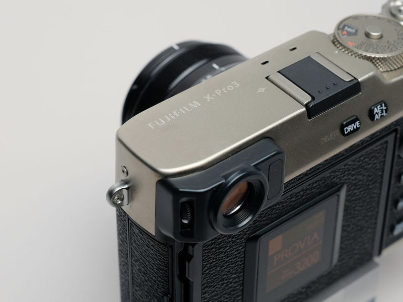 トップカバーの機種名はレーザー刻印